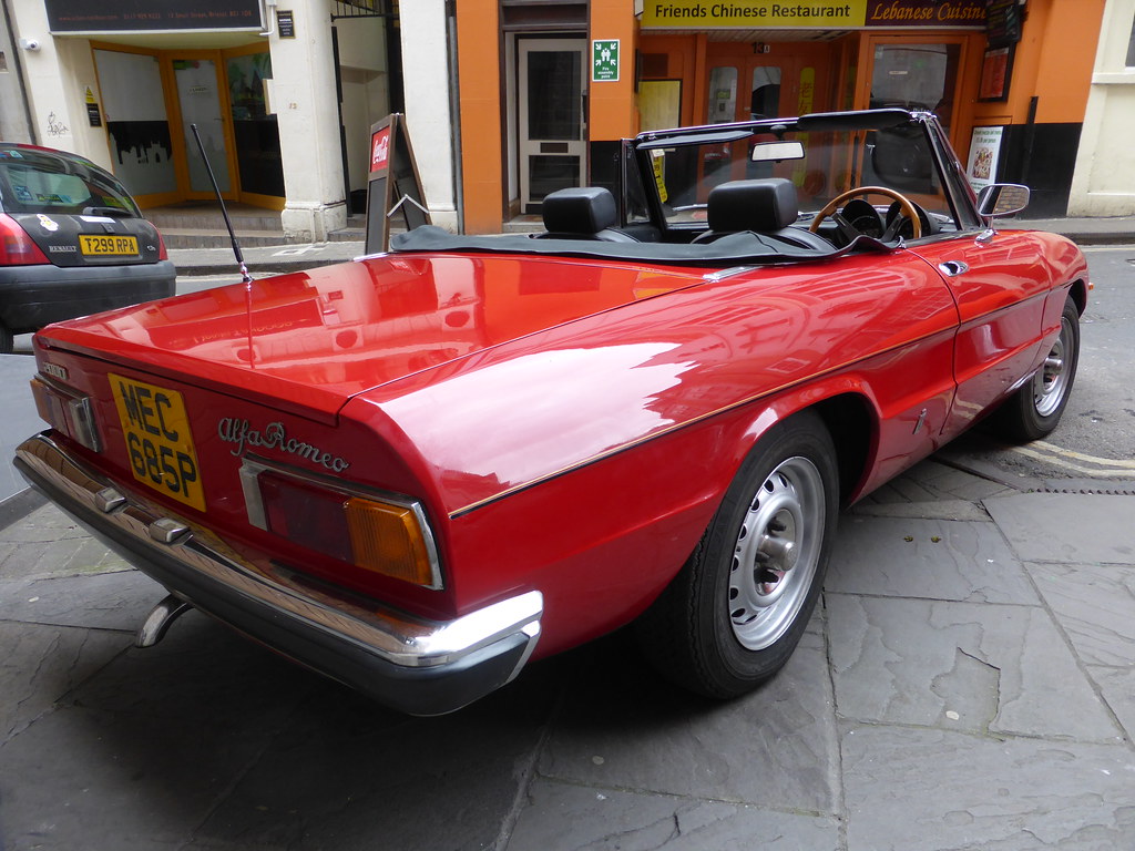 Alfa Romeo Spider Duetto クラシック レッド